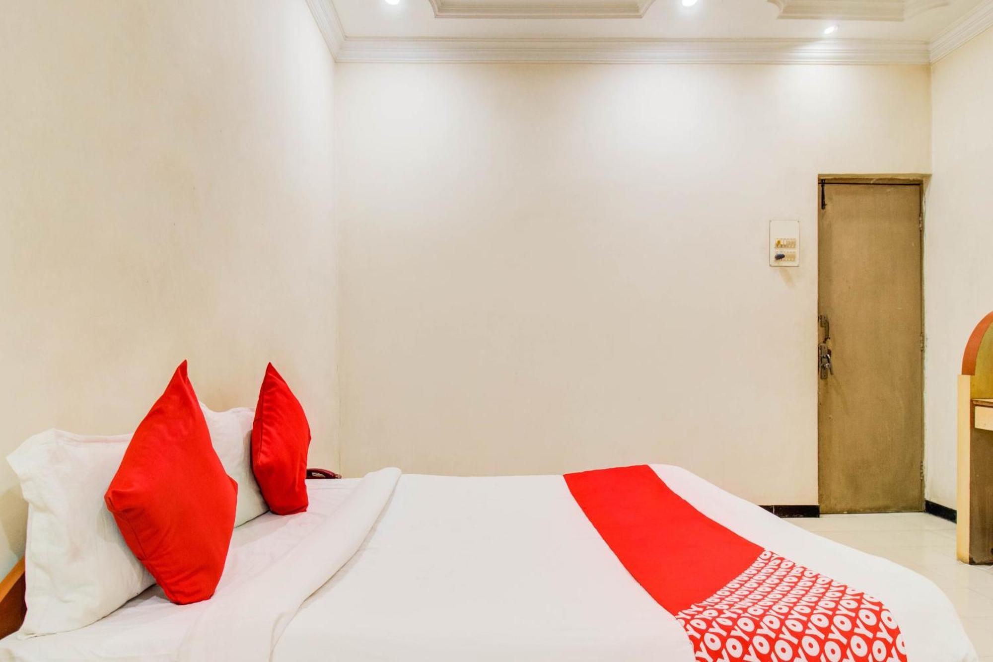 OYO 76714 Hotel Sri Jai Palace Nashik Bagian luar foto