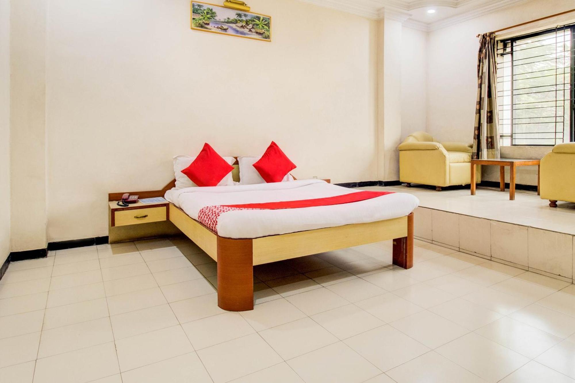 OYO 76714 Hotel Sri Jai Palace Nashik Bagian luar foto