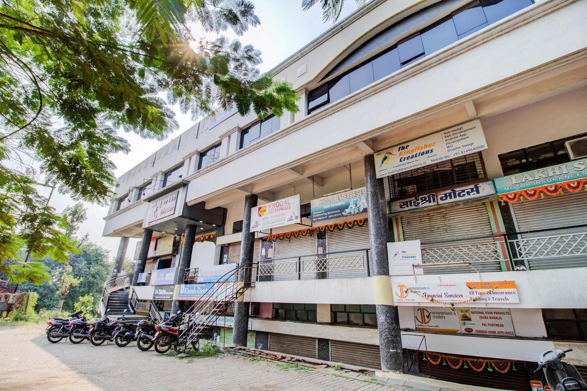 OYO 76714 Hotel Sri Jai Palace Nashik Bagian luar foto