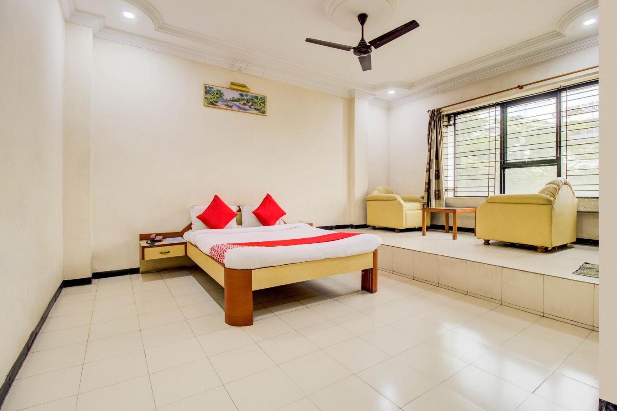 OYO 76714 Hotel Sri Jai Palace Nashik Bagian luar foto